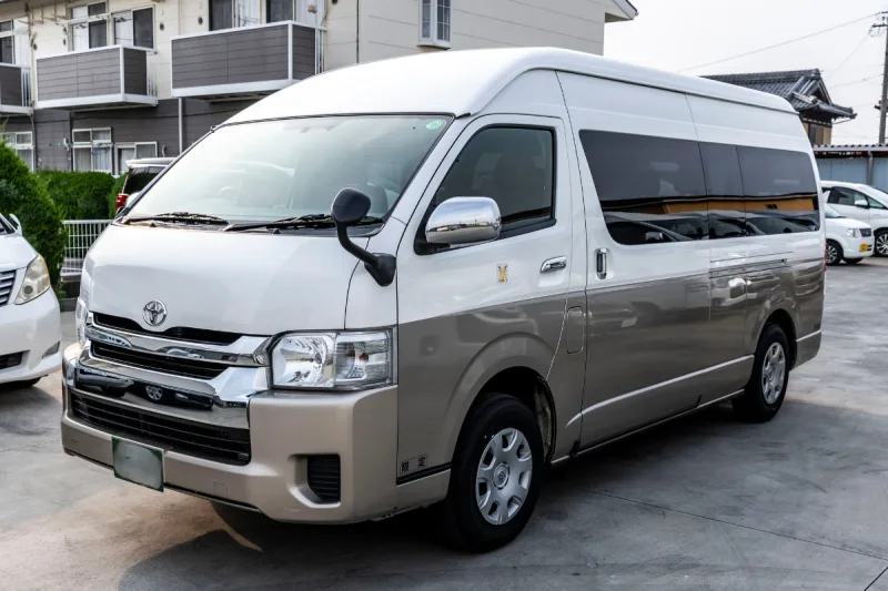 Xe van cỡ lớn (HiAce hoặc tương đương): tham khảo tối đa 9 hành khách và 9 vali 28 inch.